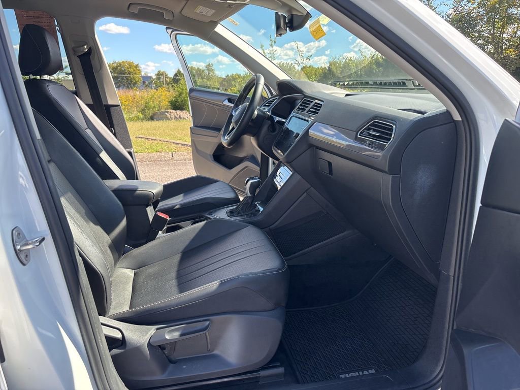 Used 2022 Volkswagen Tiguan SE w/ Panoramic Sunroof Package image 24