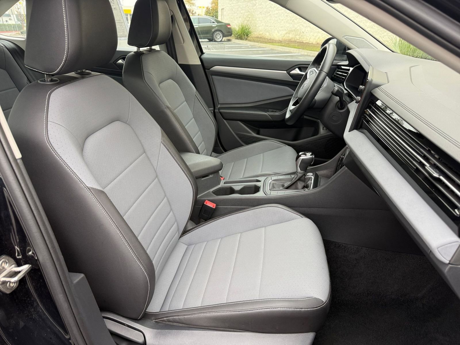 Used 2025 Volkswagen Jetta SE image 35