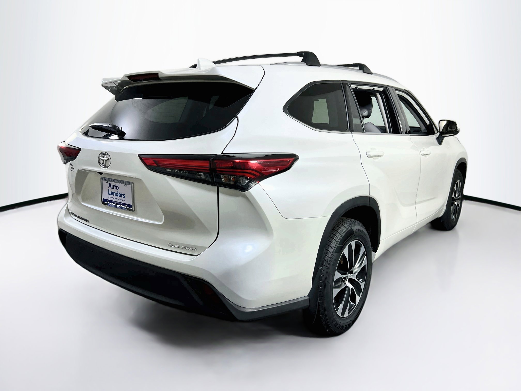 Used 2021 Toyota Highlander XLE AWD/4WD image 5