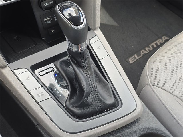 Used 2020 Hyundai Elantra Limited image 31
