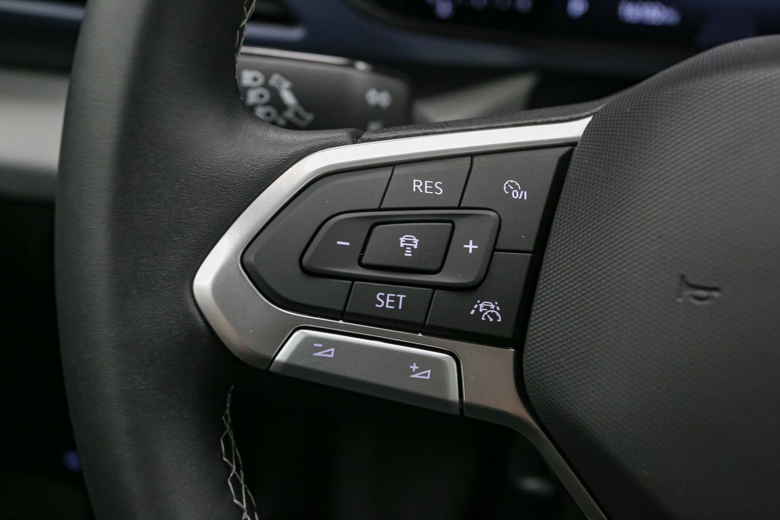 Certified 2022 Volkswagen Taos SE w/ Panoramic Sunroof Package AWD/4WD image 41