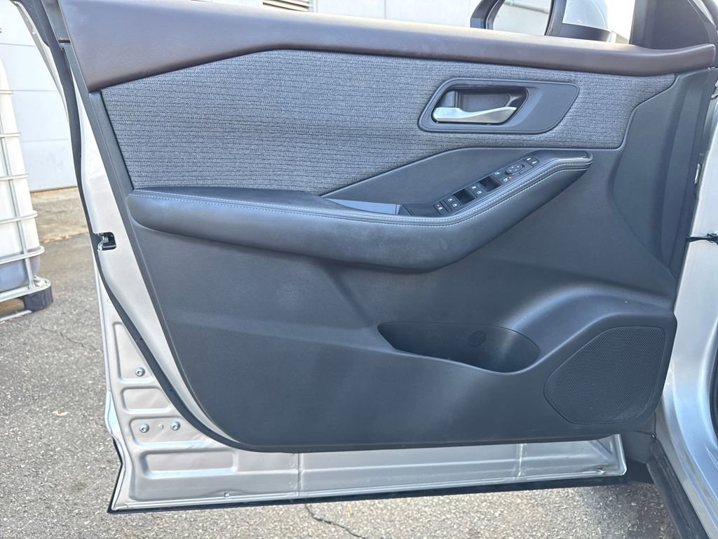 Used 2022 Nissan Rogue SV image 10