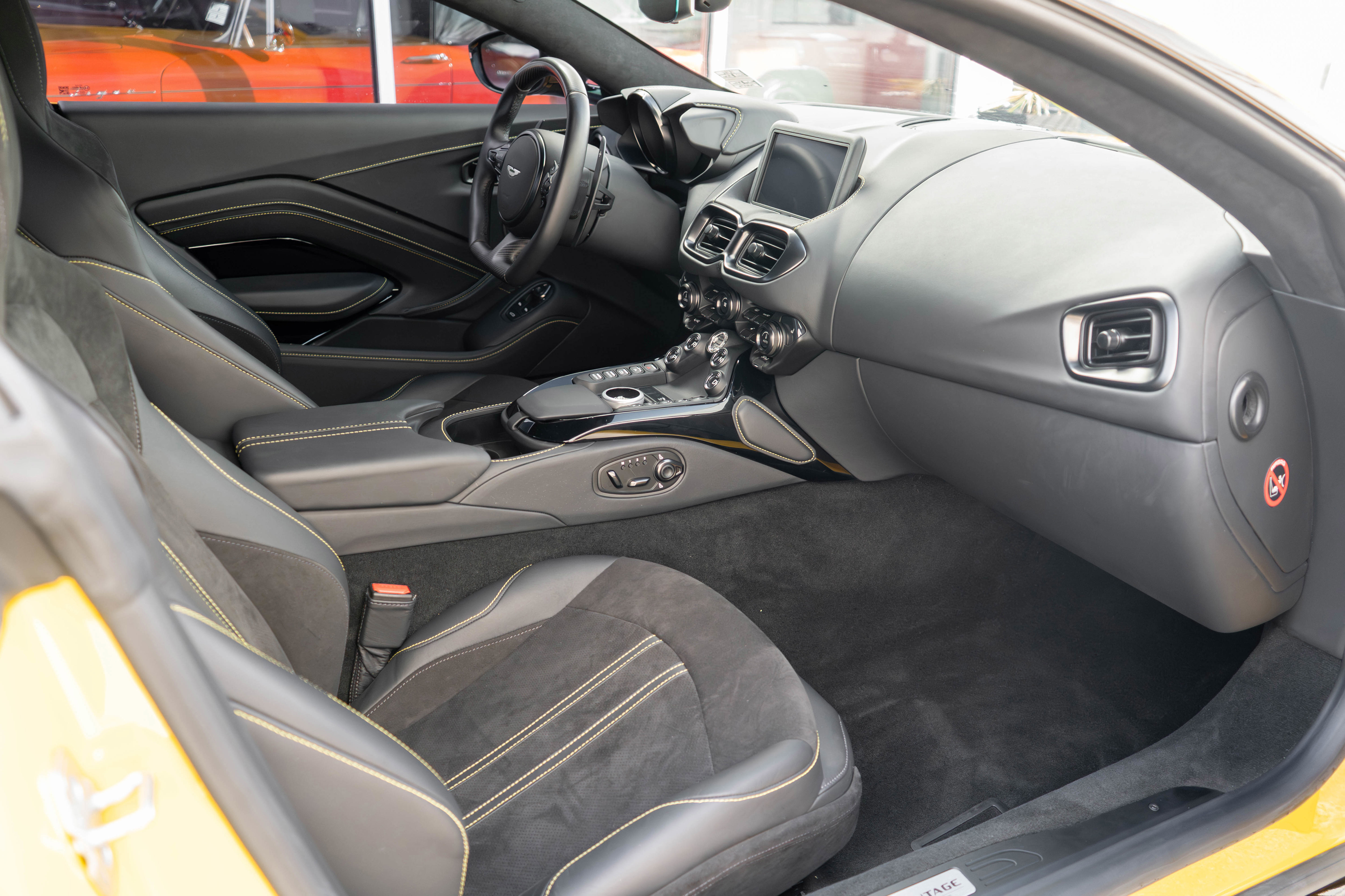Used 2023 Aston Martin V8 Vantage Coupe image 24
