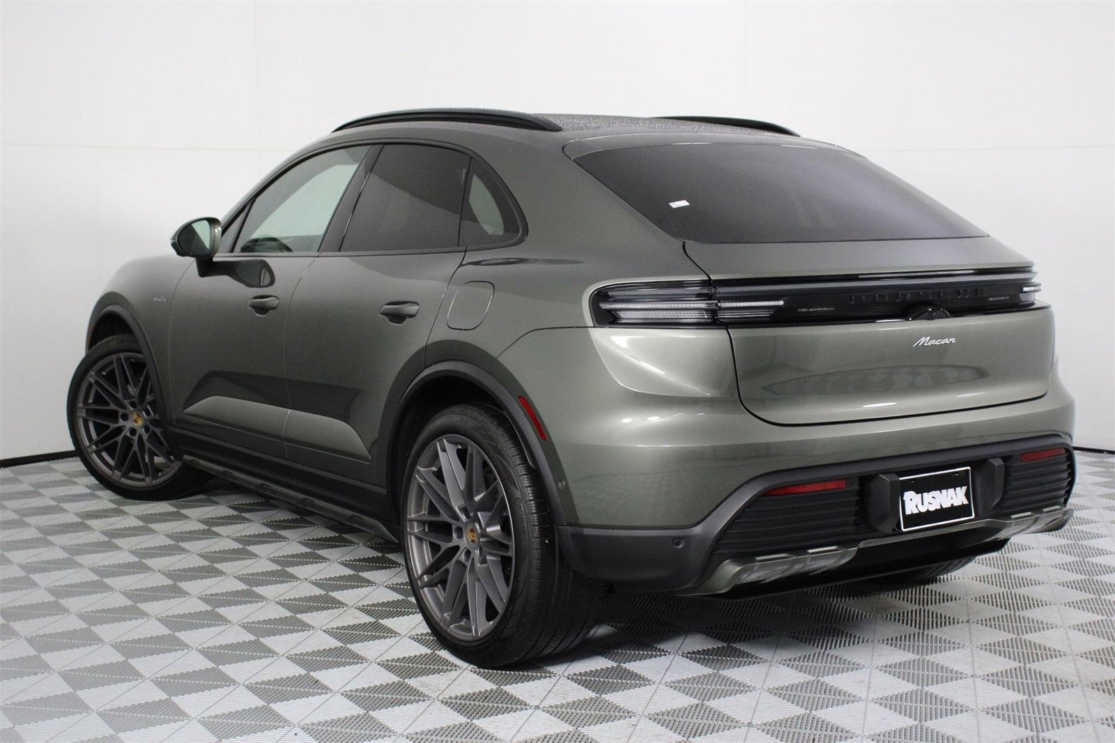 Used 2025 Porsche Macan Electric image 3