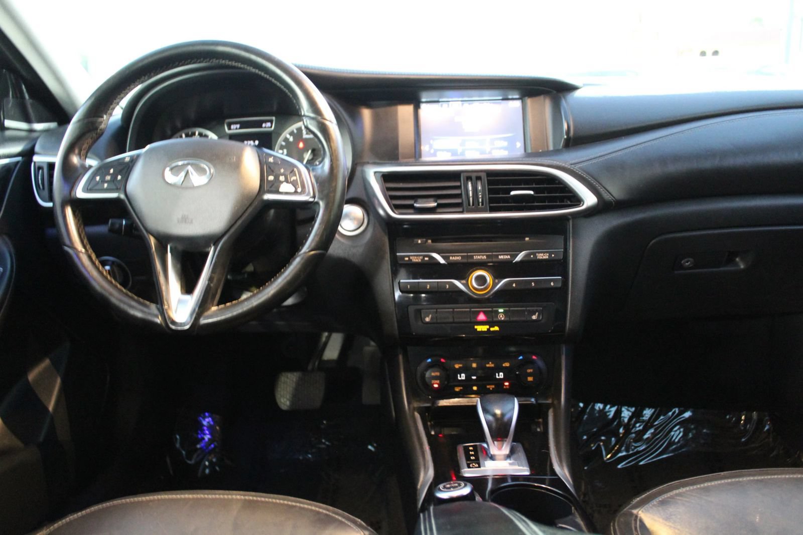 Used 2017 INFINITI QX30 Premium FWD image 13