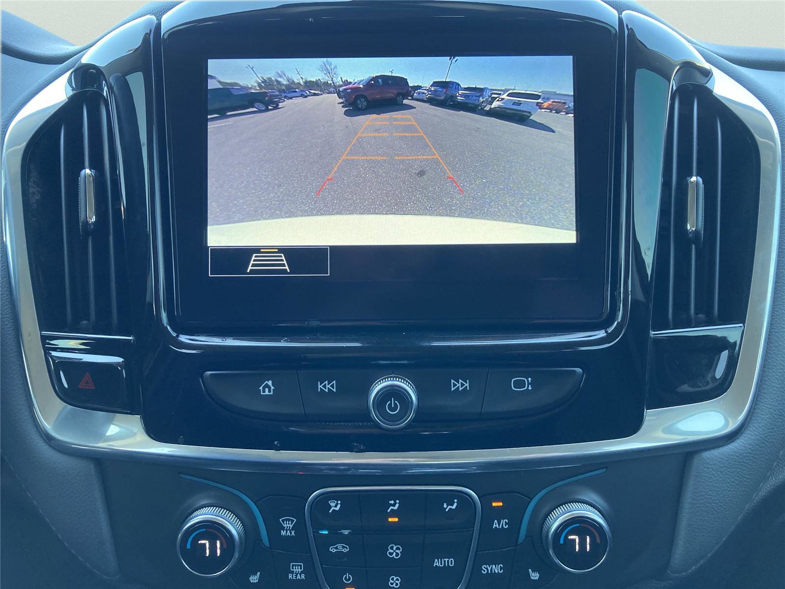 Used 2020 Chevrolet Traverse LT image 13