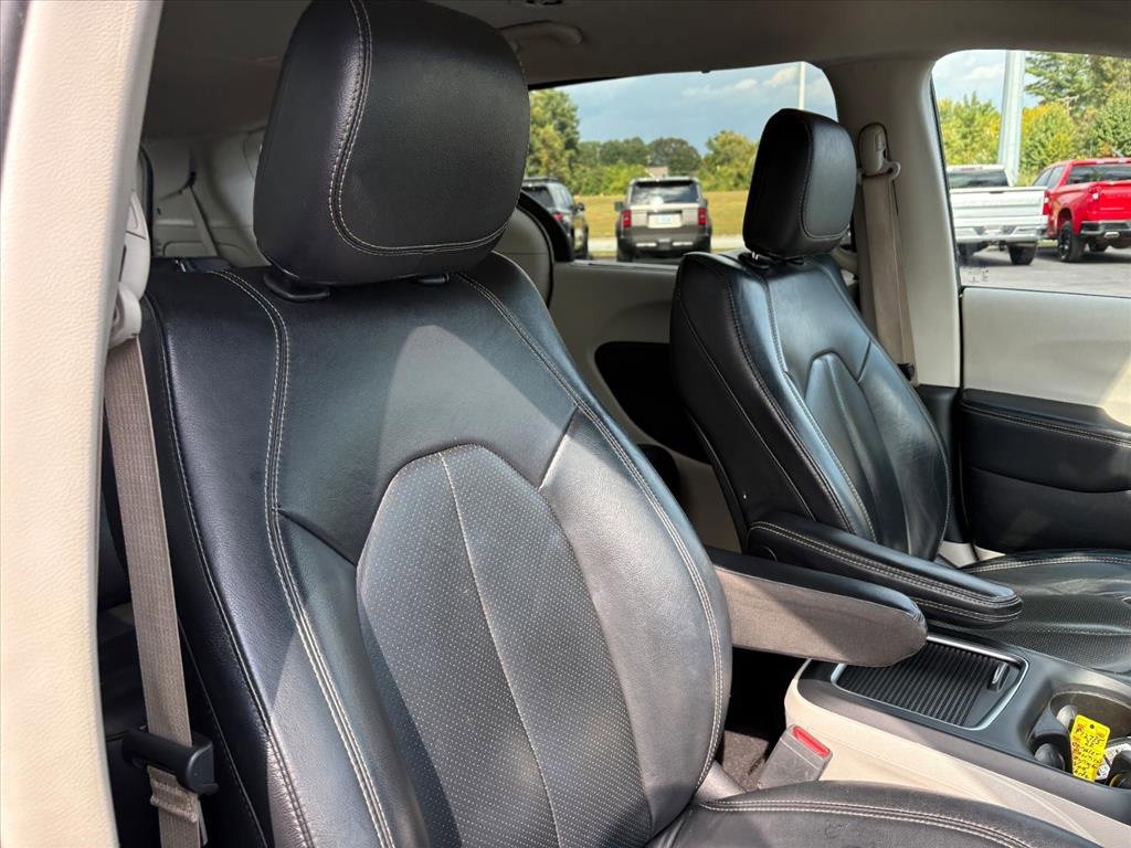 Used 2022 Chrysler Pacifica Touring-L image 6