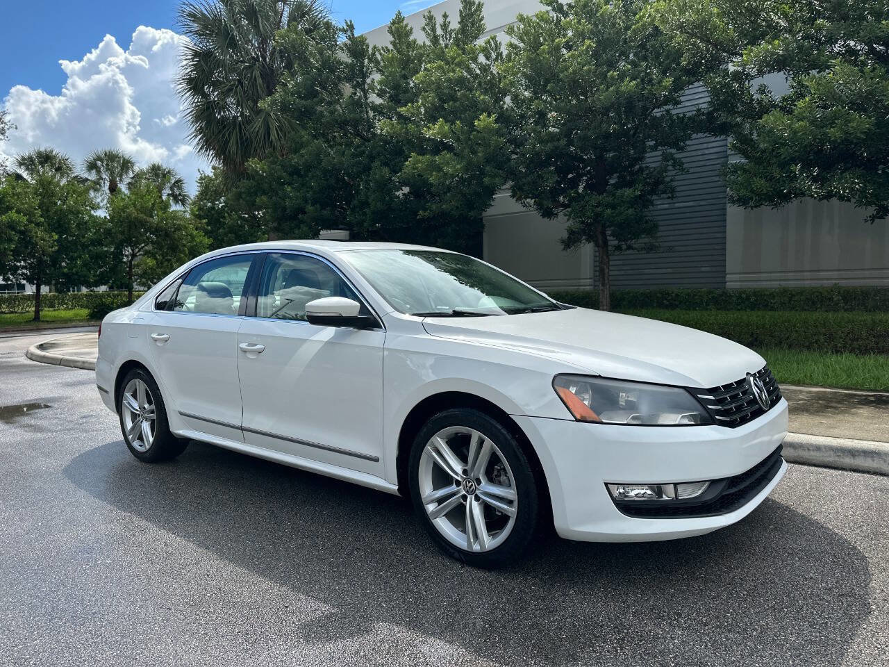 Used 2014 Volkswagen Passat 1.8T SEL Premium image 1