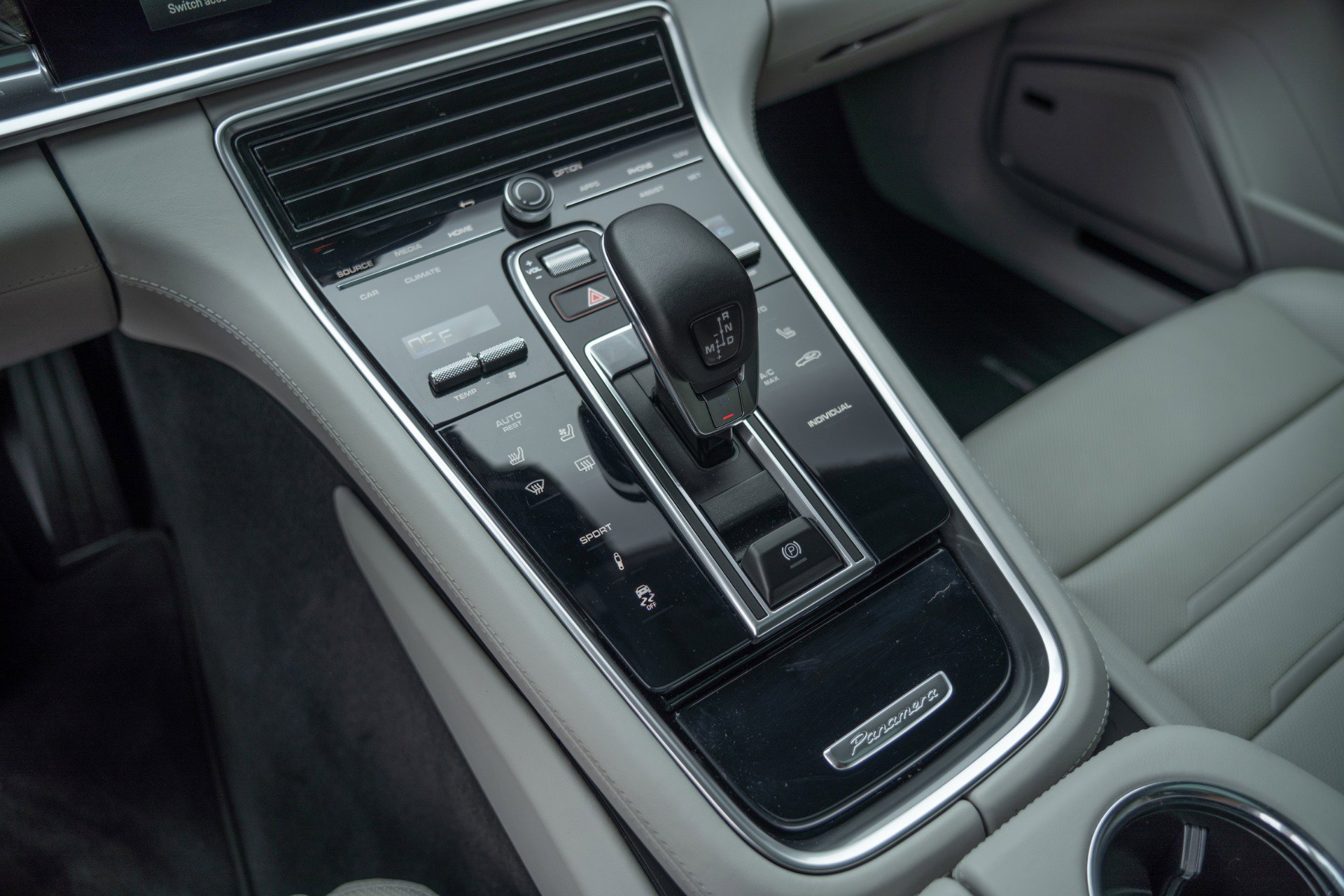 Used 2023 Porsche Panamera 4 Platinum Edition image 42