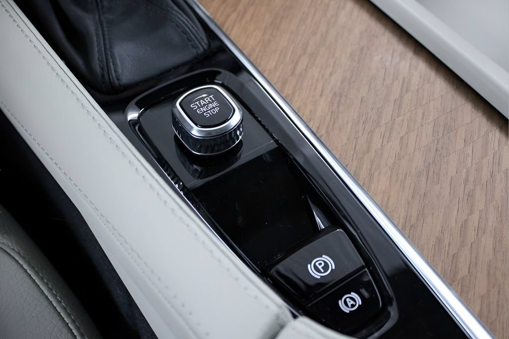 Certified 2022 Volvo XC90 T6 Momentum w/ Advanced Package AWD/4WD image 30