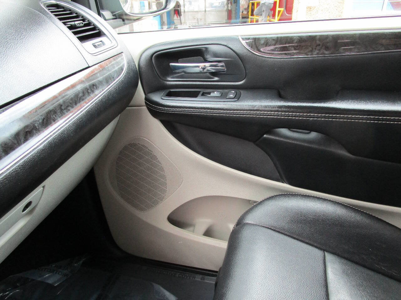 Used 2015 Chrysler Town & Country Touring image 15