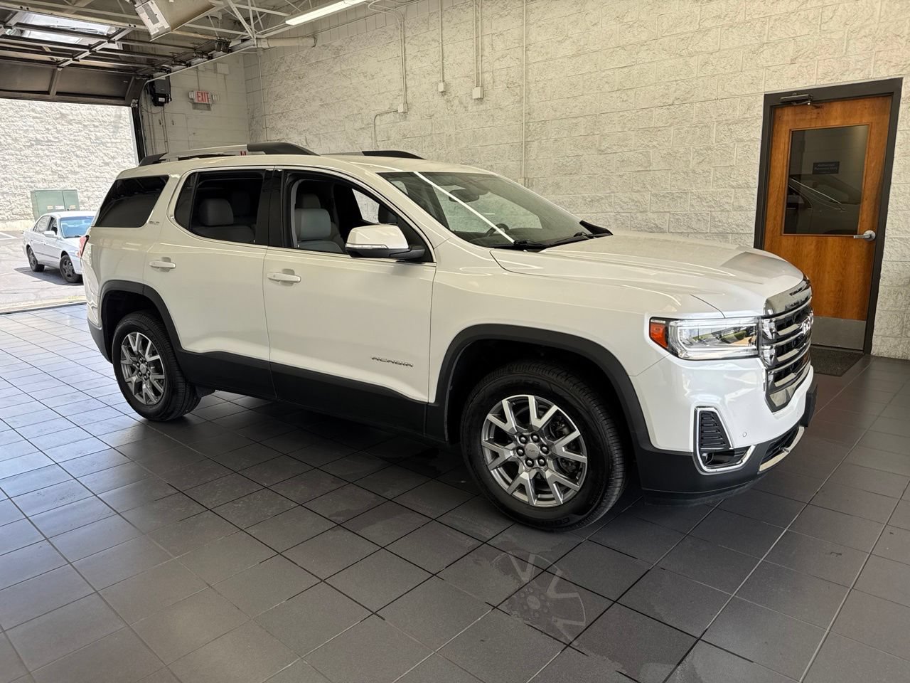 Used 2021 GMC Acadia SLT w/ Preferred Package FWD image 1