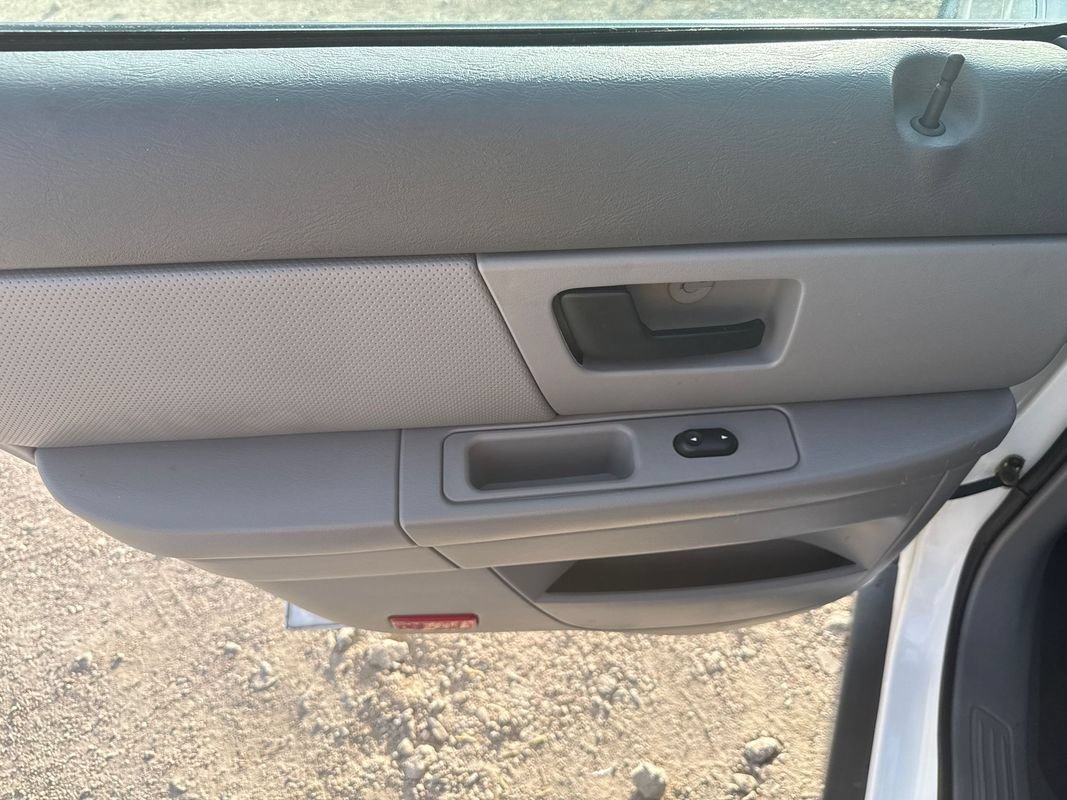 Used 2005 Ford Taurus SE FWD image 12