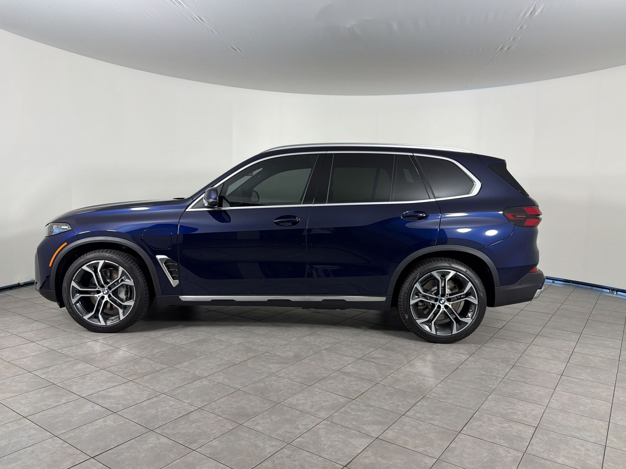 New 2026 BMW X5 xDrive50e AWD/4WD image 2