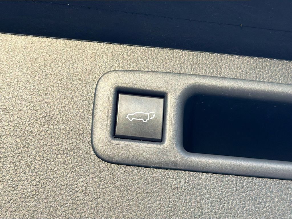 Used 2025 Toyota Highlander XLE AWD/4WD image 13