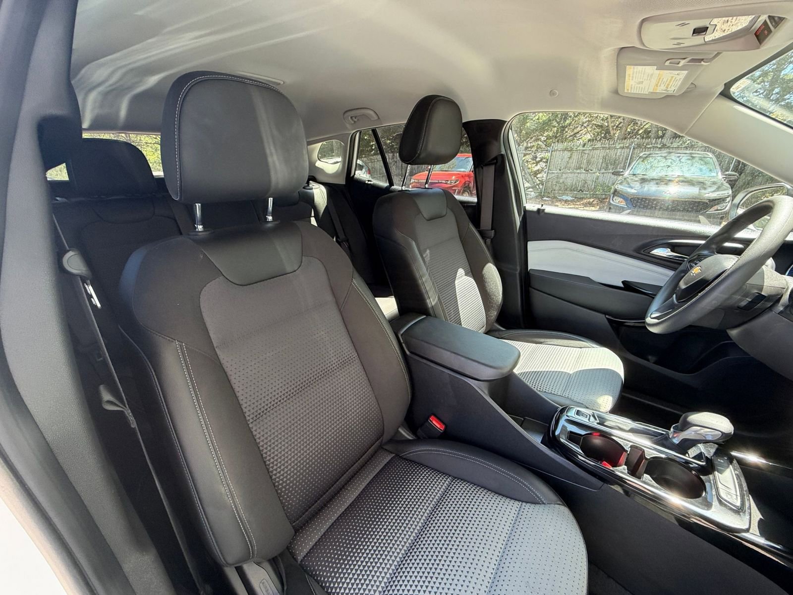 Used 2025 Chevrolet Trax LT FWD image 35
