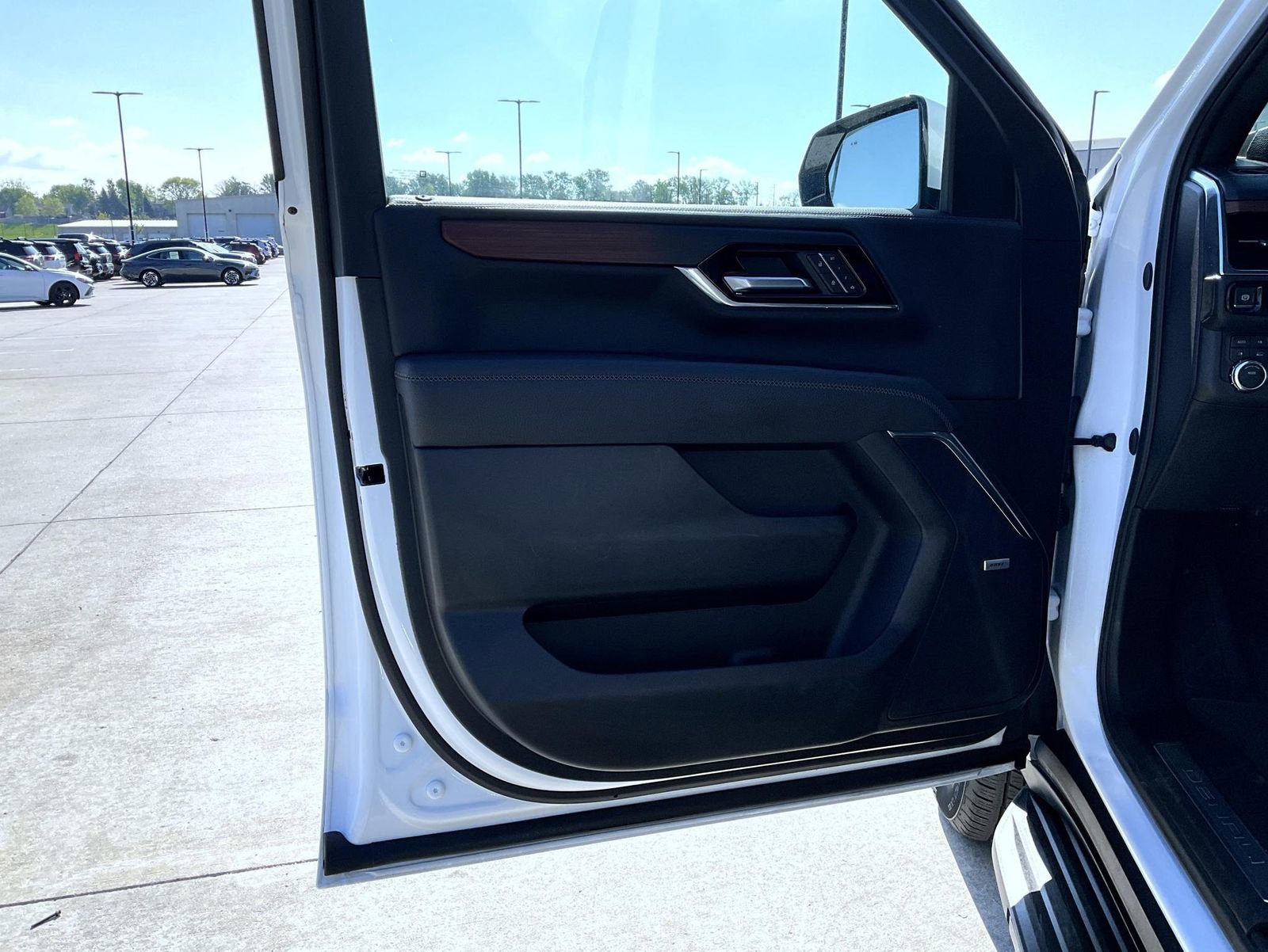 Used 2025 GMC Yukon XL Denali AWD/4WD image 9