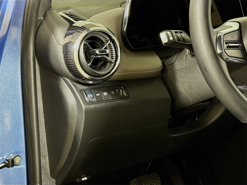 Used 2025 Chevrolet Equinox LT w/ Convenience Package II image 8