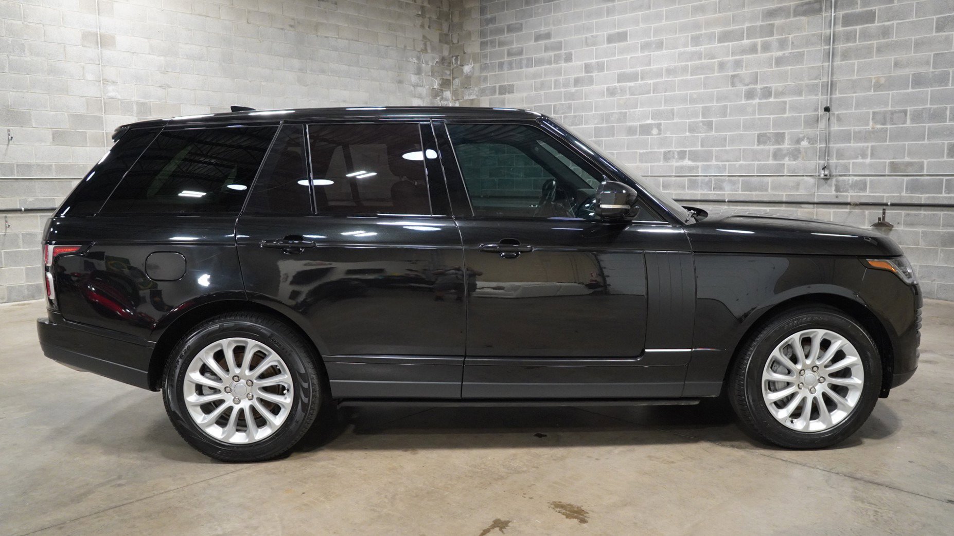 Used 2022 Land Rover Range Rover image 3
