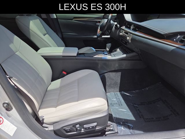 Used 2017 Lexus ES 300h w/ Luxury Package FWD image 10