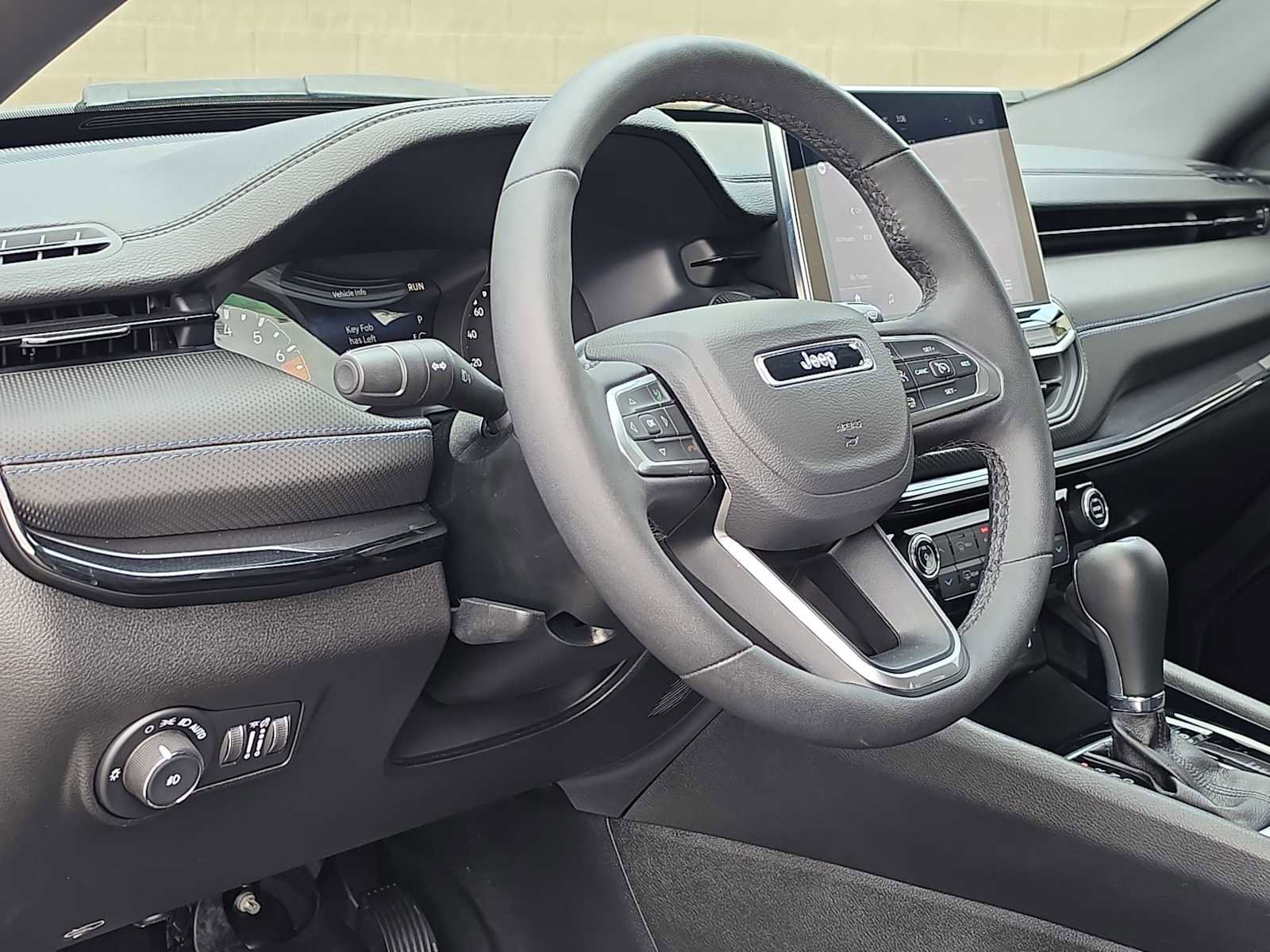 Used 2025 Jeep Compass Latitude w/ Convenience Group AWD/4WD image 2