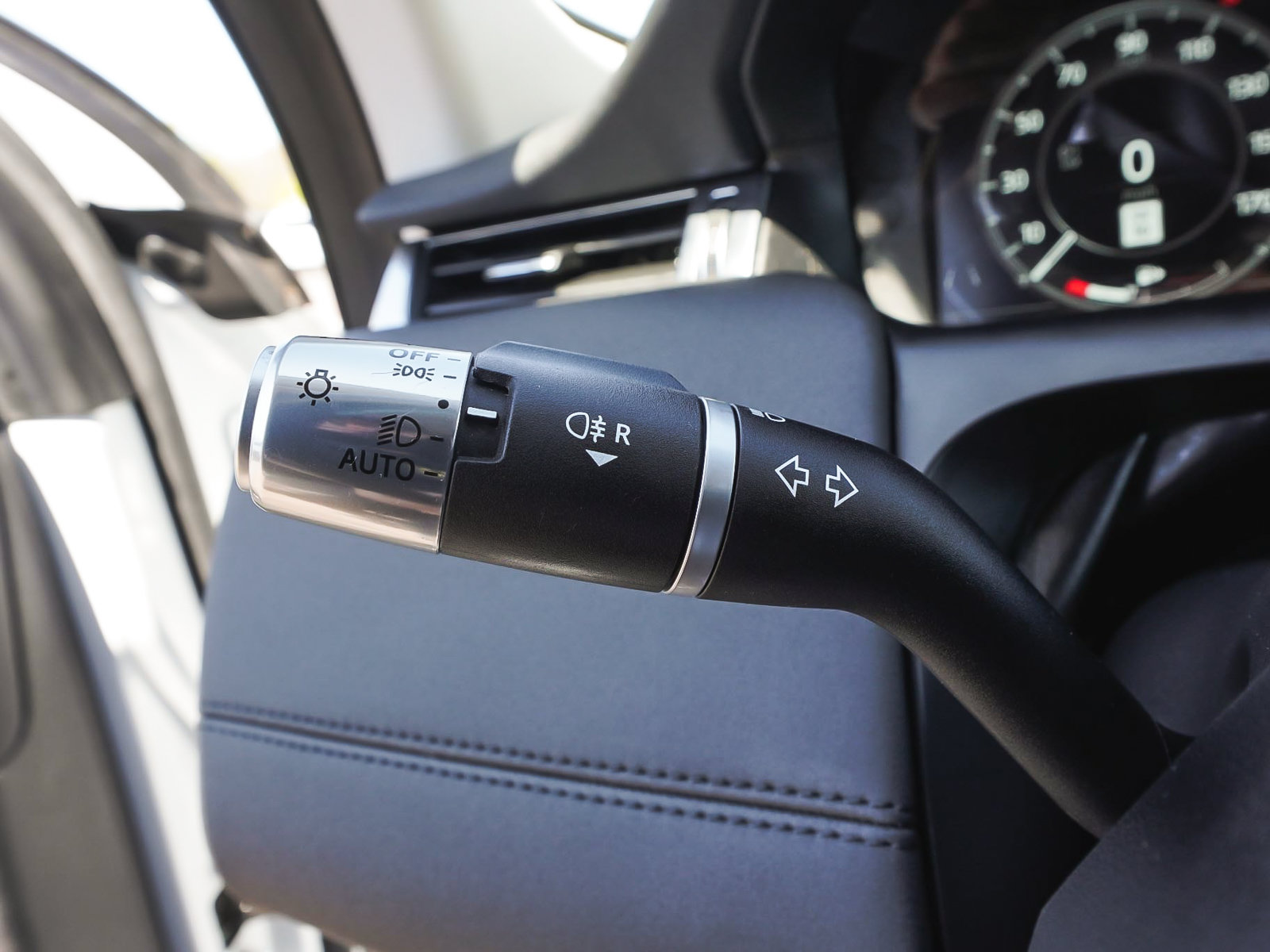 Used 2020 Land Rover Discovery Sport SE AWD/4WD image 19