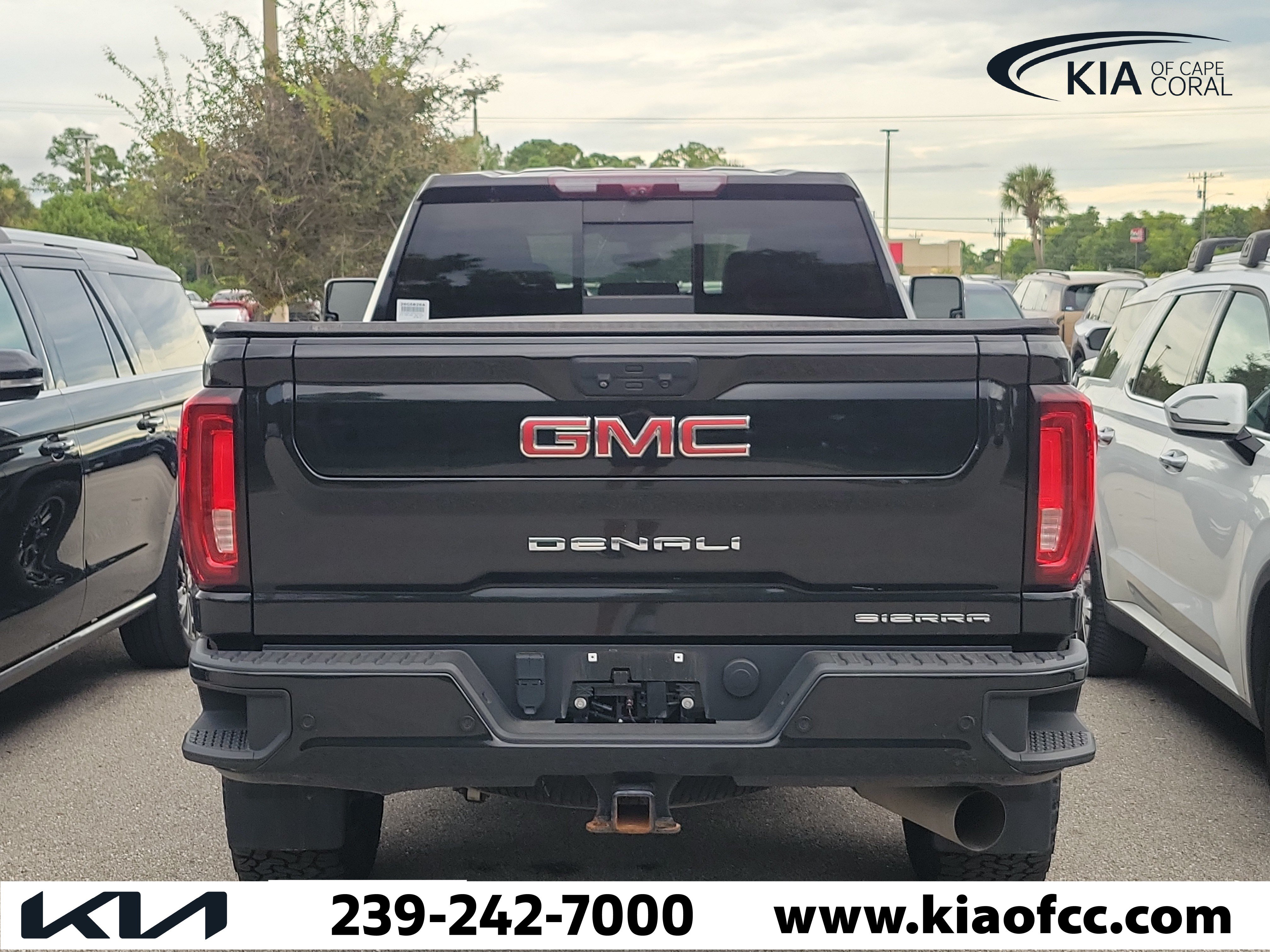 Used 2023 GMC Sierra 2500 Denali w/ Denali Black Diamond Edition AWD/4WD image 5