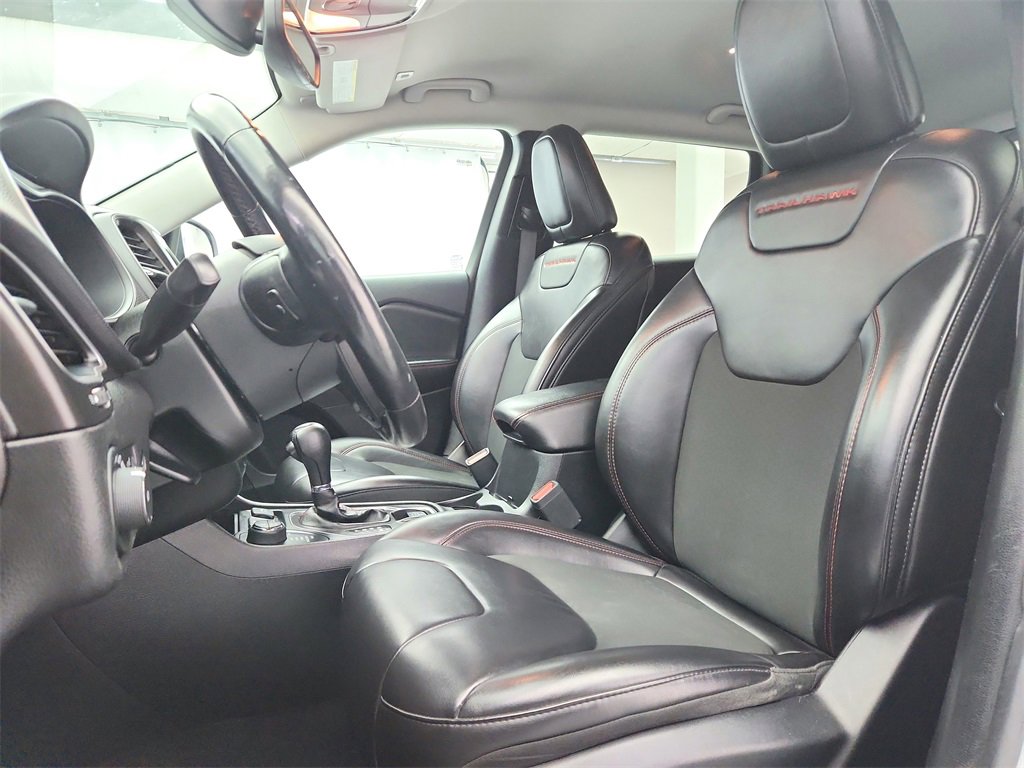 Used 2019 Jeep Cherokee Trailhawk w/ Comfort & Convenience Group image 11