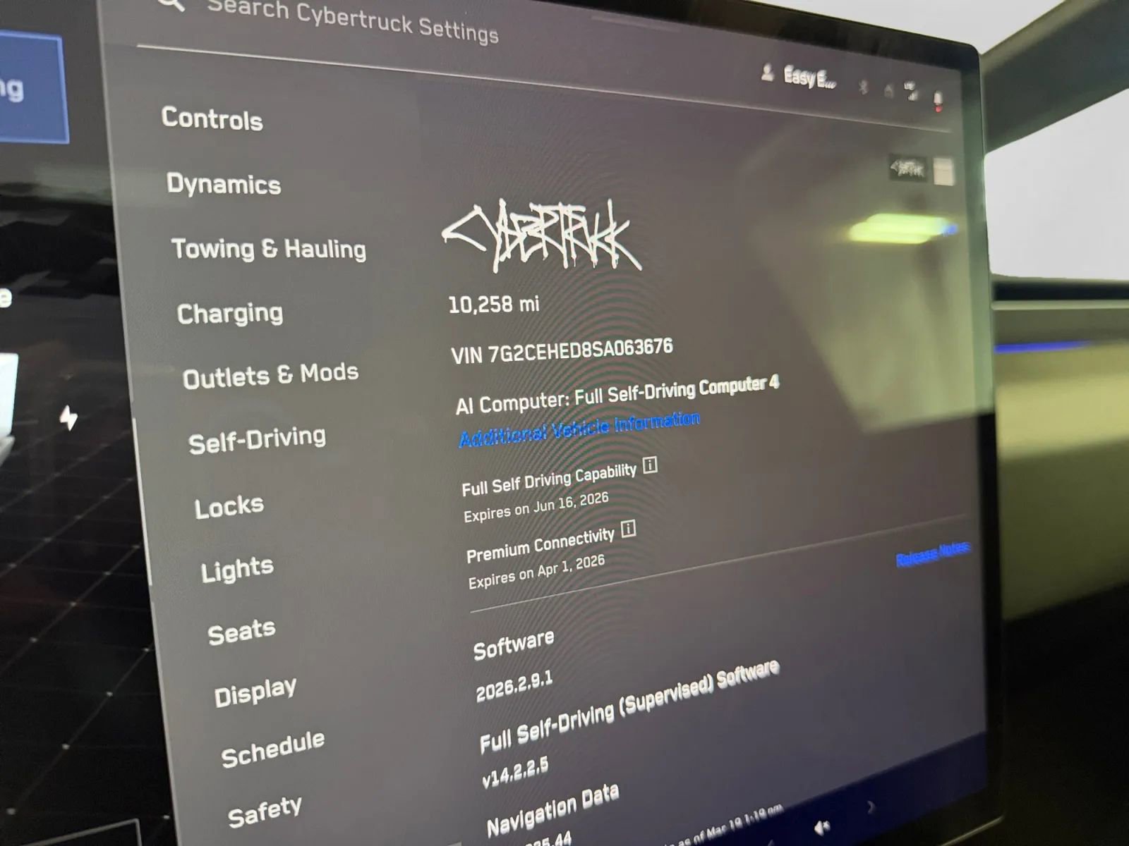 Used 2025 Tesla Cybertruck AWD Crew Cab image 18