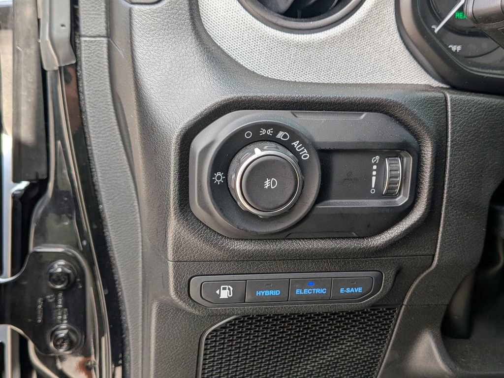 Used 2024 Jeep Wrangler Unlimited w/ Convenience Group AWD/4WD image 16
