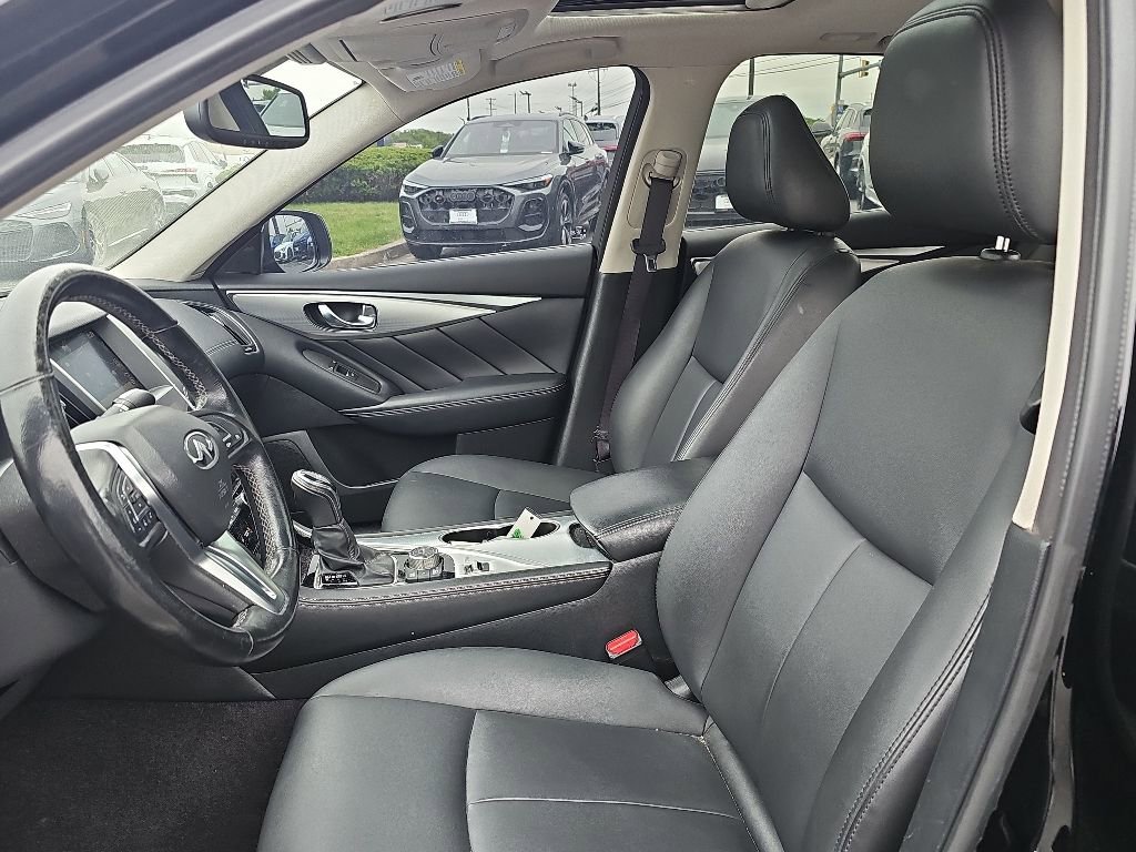 Used 2020 INFINITI Q50 Luxe w/ Essential Package (3.0T Luxe) AWD/4WD image 3