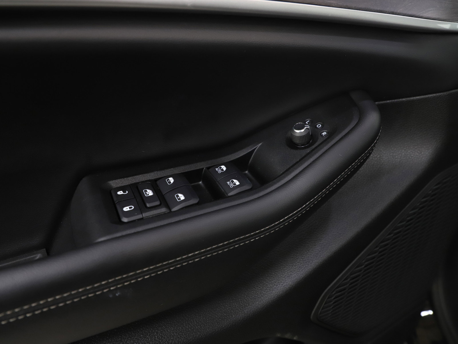 Used 2025 Jeep Grand Cherokee L Limited w/ Black Appearance Package image 22