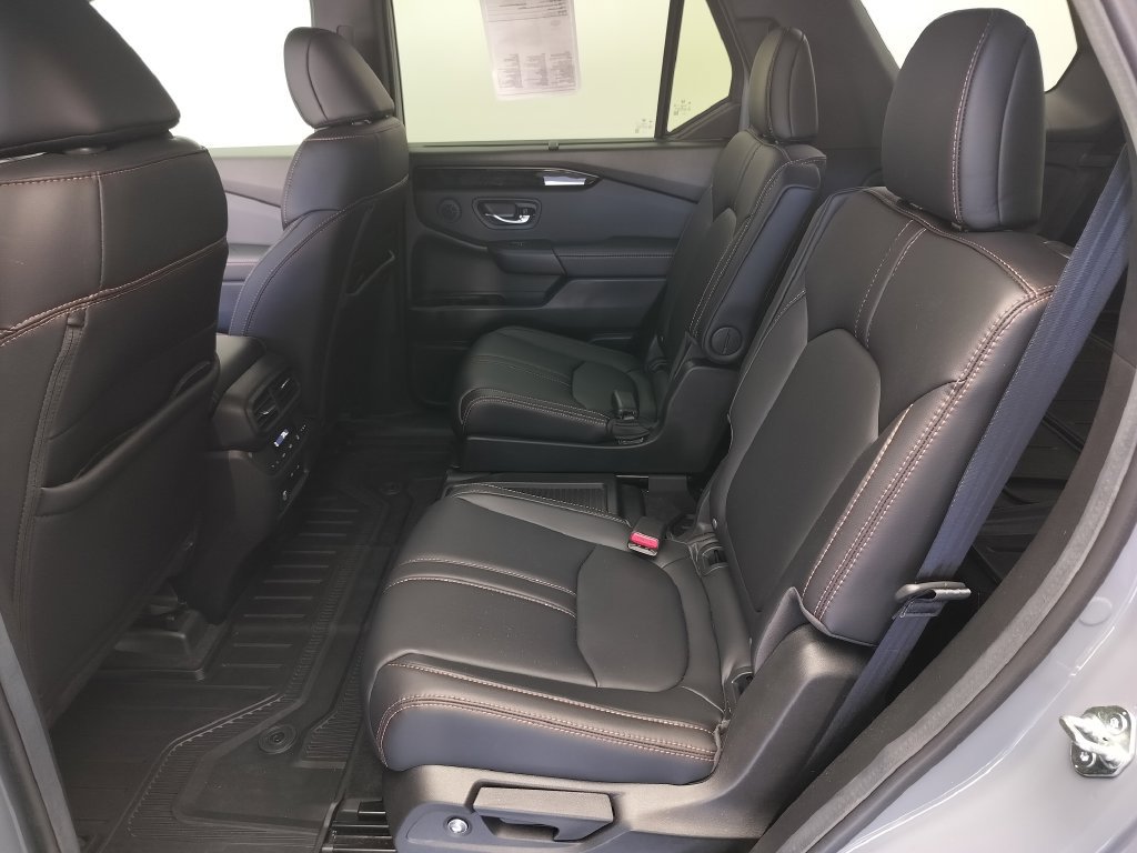 Used 2025 Honda Pilot TrailSport image 18