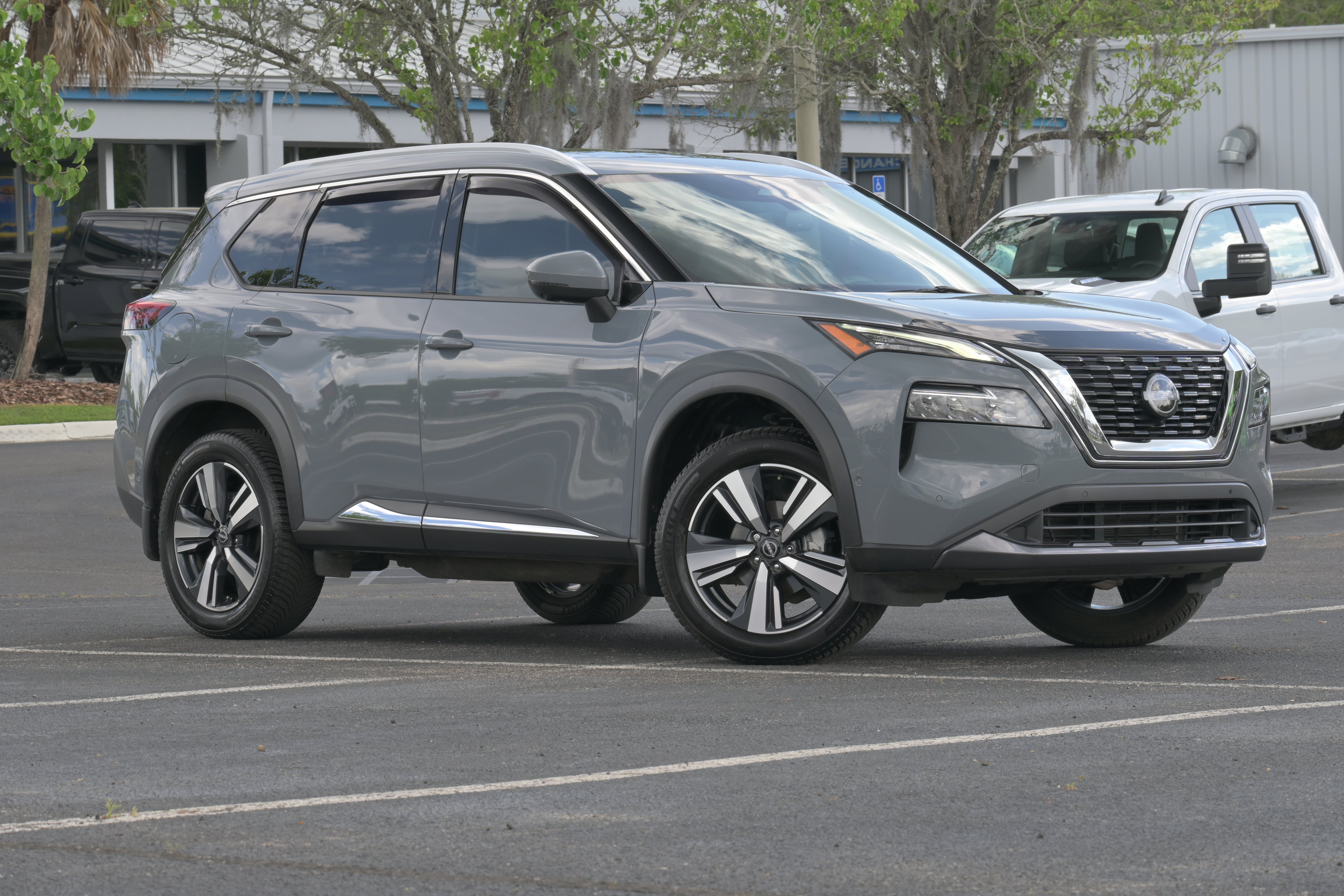 Used 2023 Nissan Rogue SL w/ SL Premium Package FWD image 2