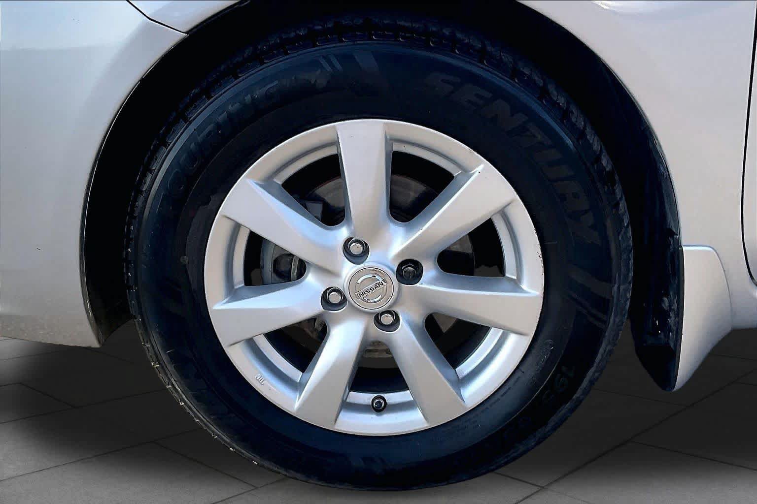 Used 2012 Nissan Versa FWD image 9