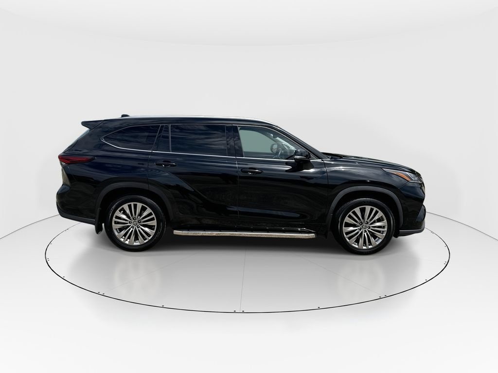 Used 2024 Toyota Highlander Platinum FWD image 9