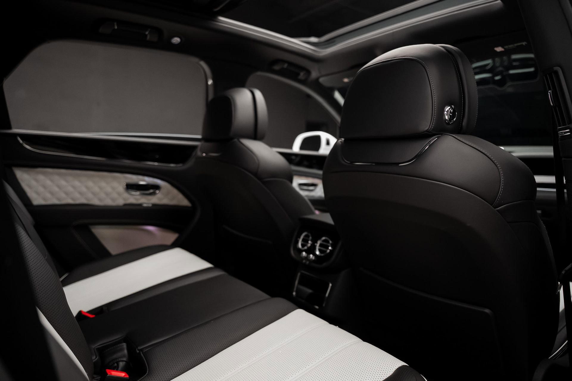 Used 2021 Bentley Bentayga Plug-In Hybrid image 68