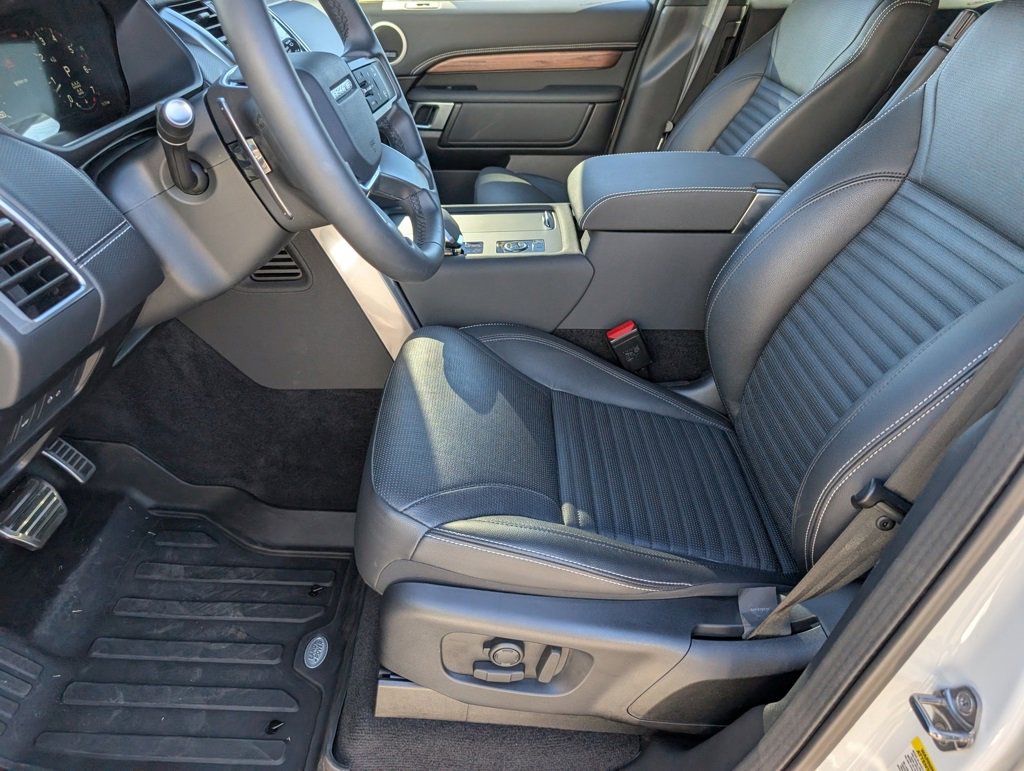 Certified 2024 Land Rover Discovery Dynamic SE image 27