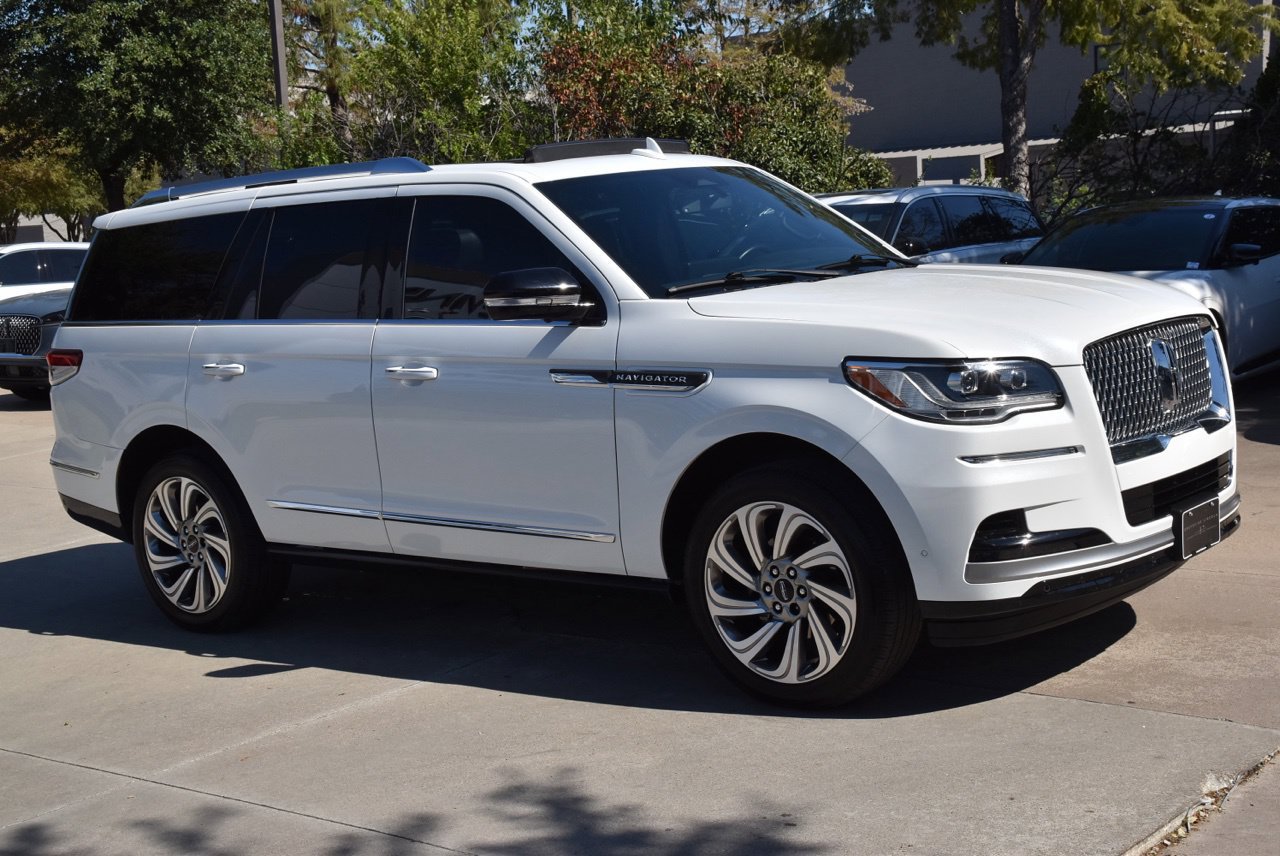 Used 2023 Lincoln Navigator 2WD image 5