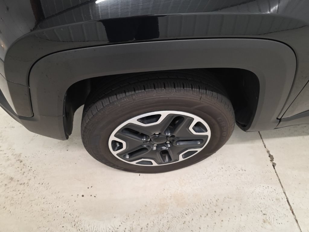 Used 2017 Jeep Renegade Trailhawk AWD/4WD image 2