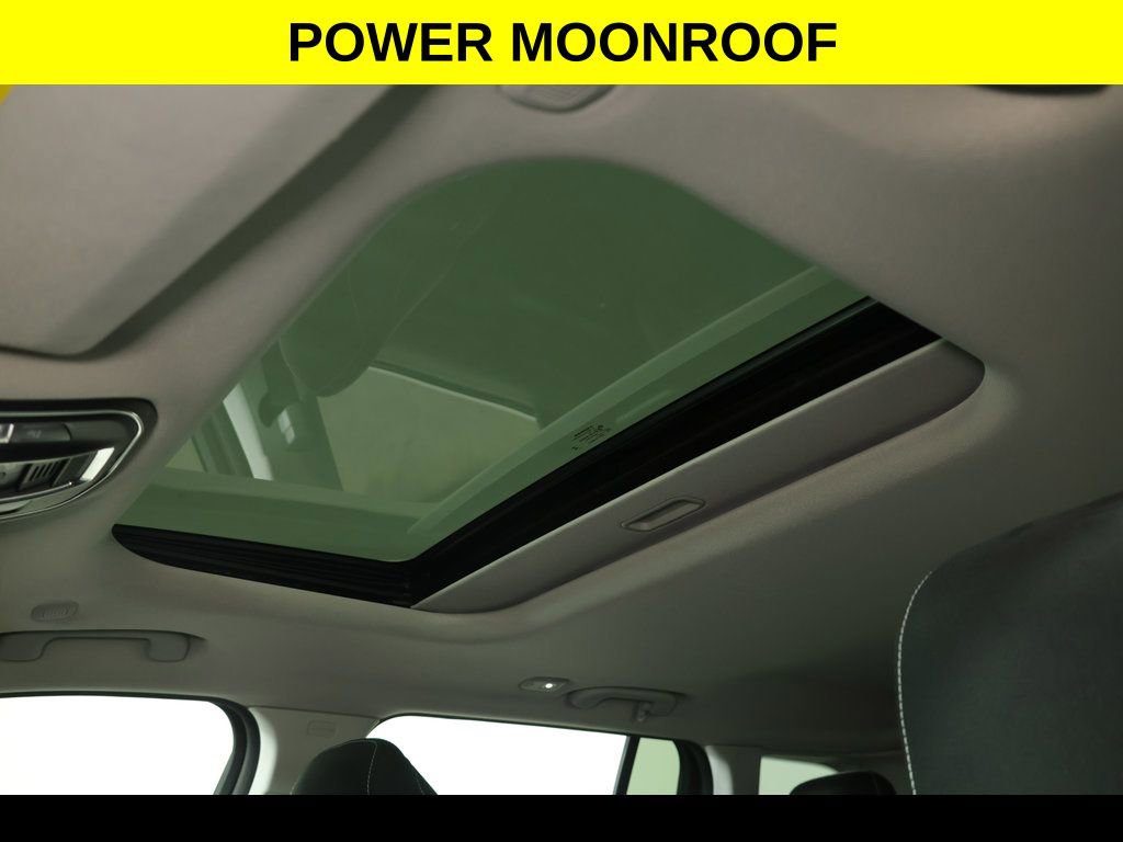 Used 2023 Jeep Grand Cherokee Laredo X image 2