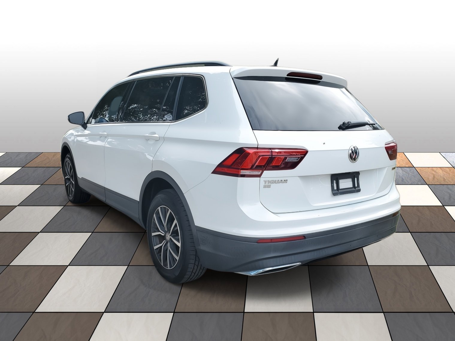 Used 2019 Volkswagen Tiguan SE w/ Panoramic Sunroof Package image 6