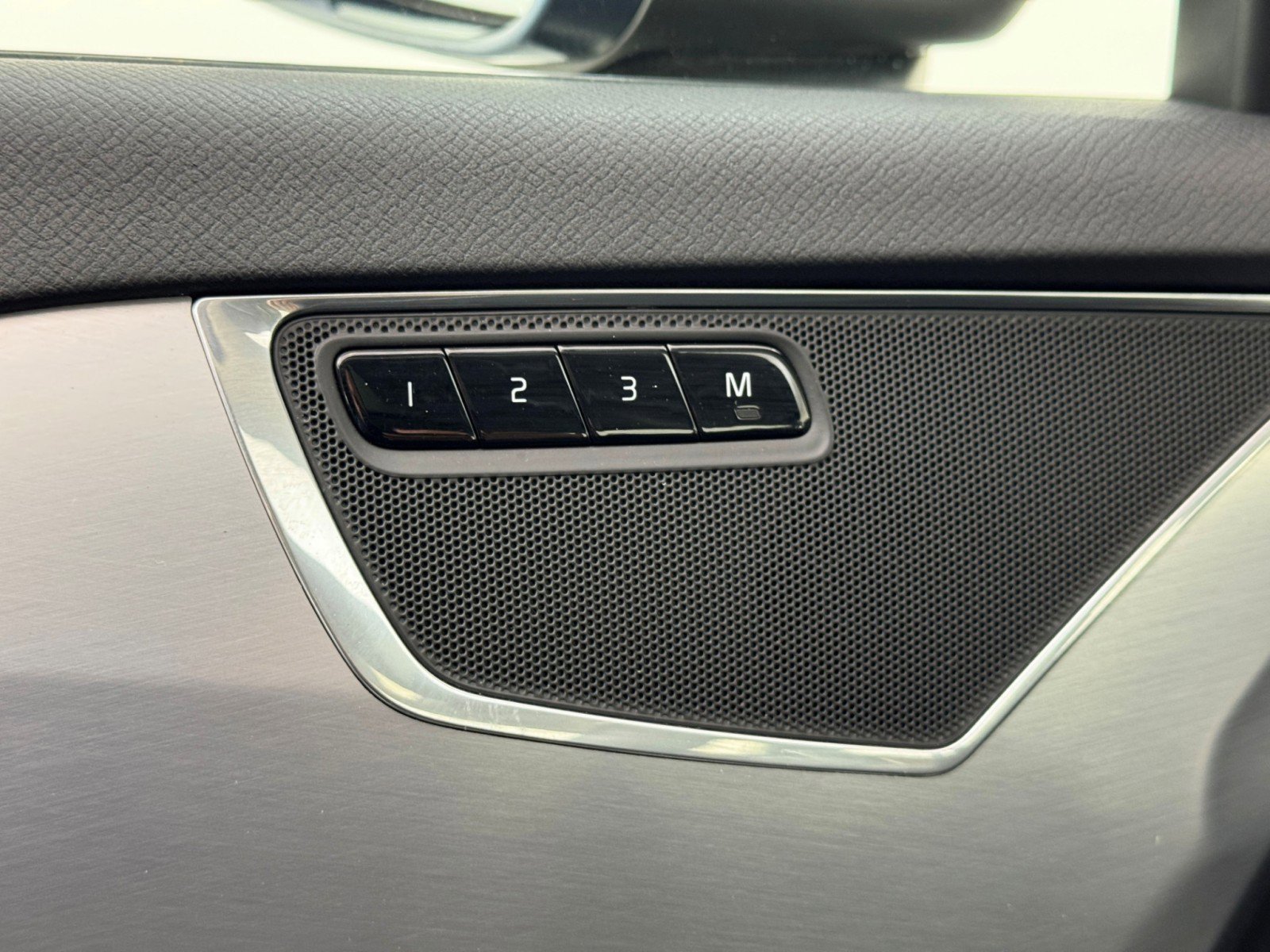 Used 2018 Volvo XC90 T8 Momentum w/ Convenience Package AWD/4WD image 17