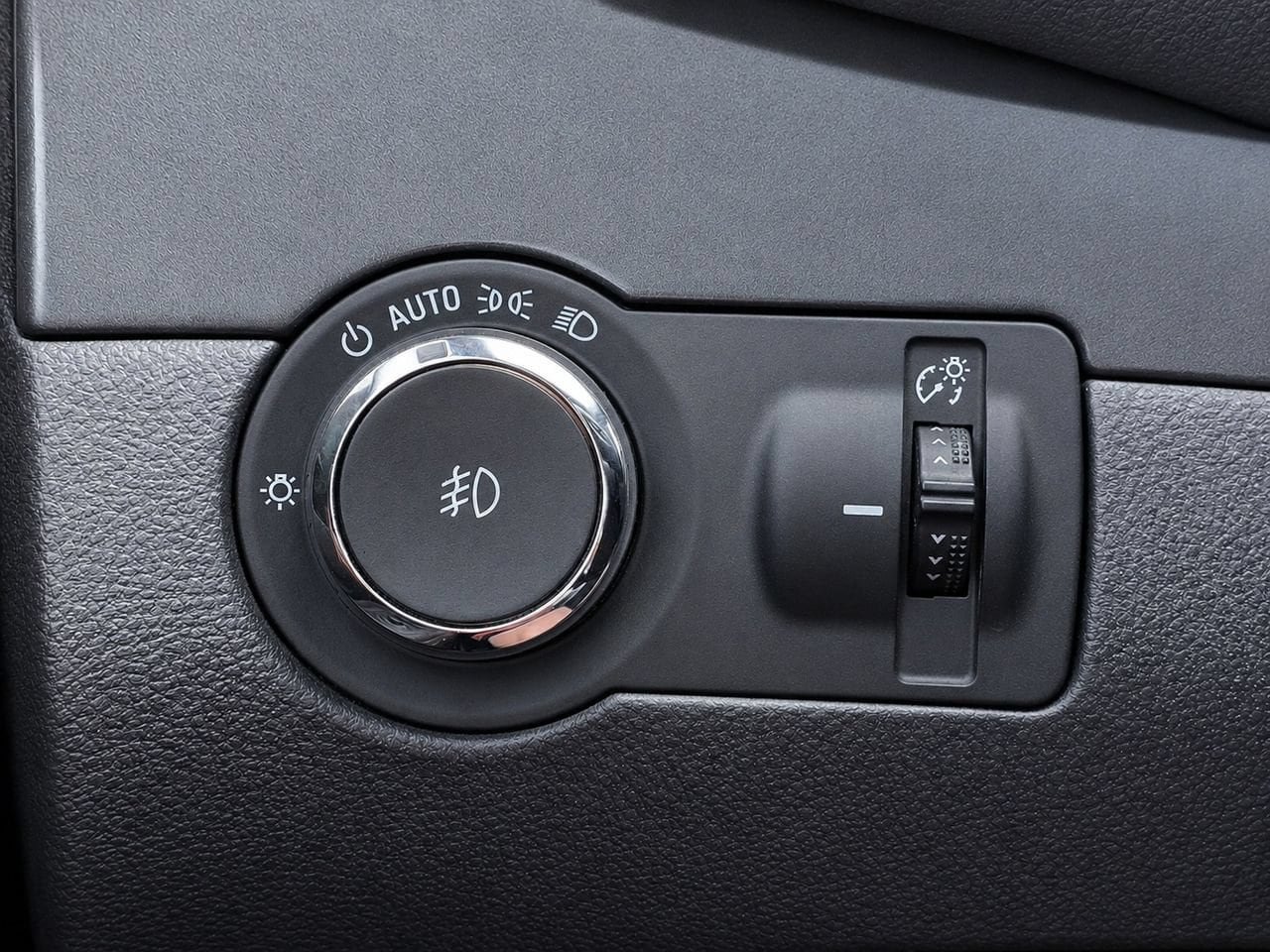 Certified 2015 Buick Encore Convenience FWD image 29
