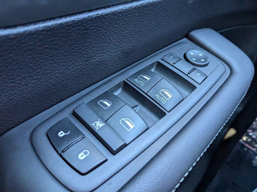 New 2025 Chrysler Voyager LX image 34