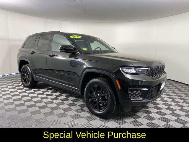 Used 2025 Jeep Grand Cherokee Altitude AWD/4WD image 1