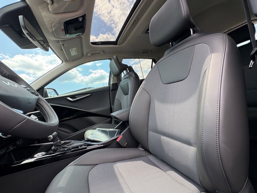 New 2025 Kia Niro EX Touring image 12