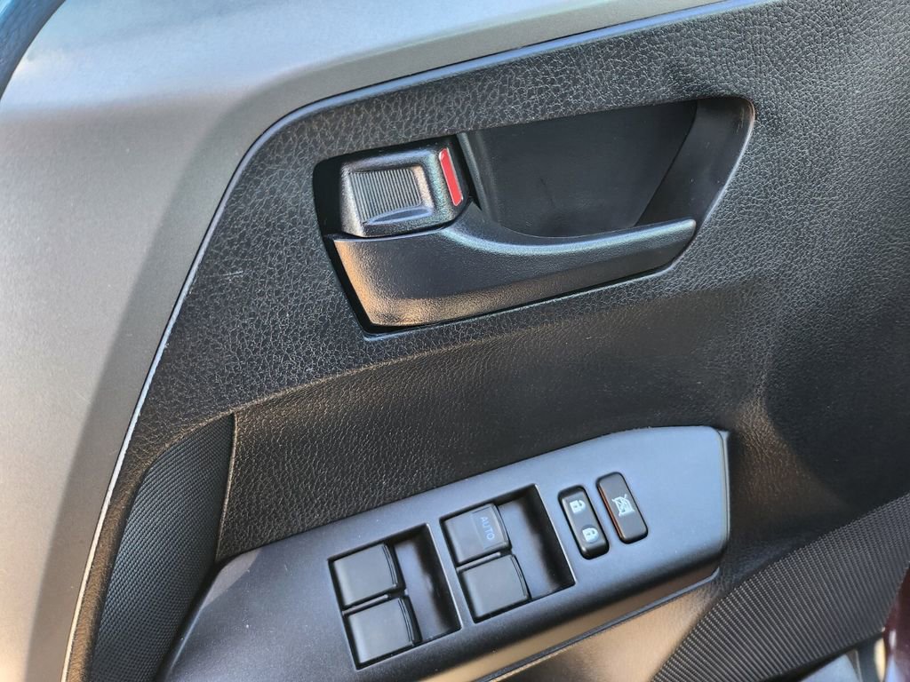 Used 2018 Toyota RAV4 LE image 30