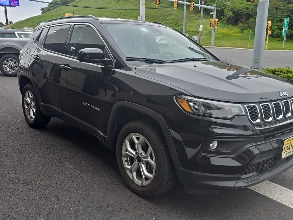Used 2025 Jeep Compass Latitude AWD/4WD image 3