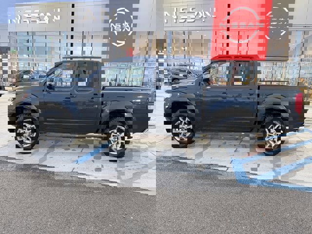 Used 2016 Nissan Frontier SV image 2